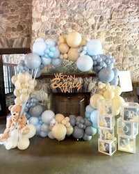 a balloon arch decorated with balloons and teddy bears